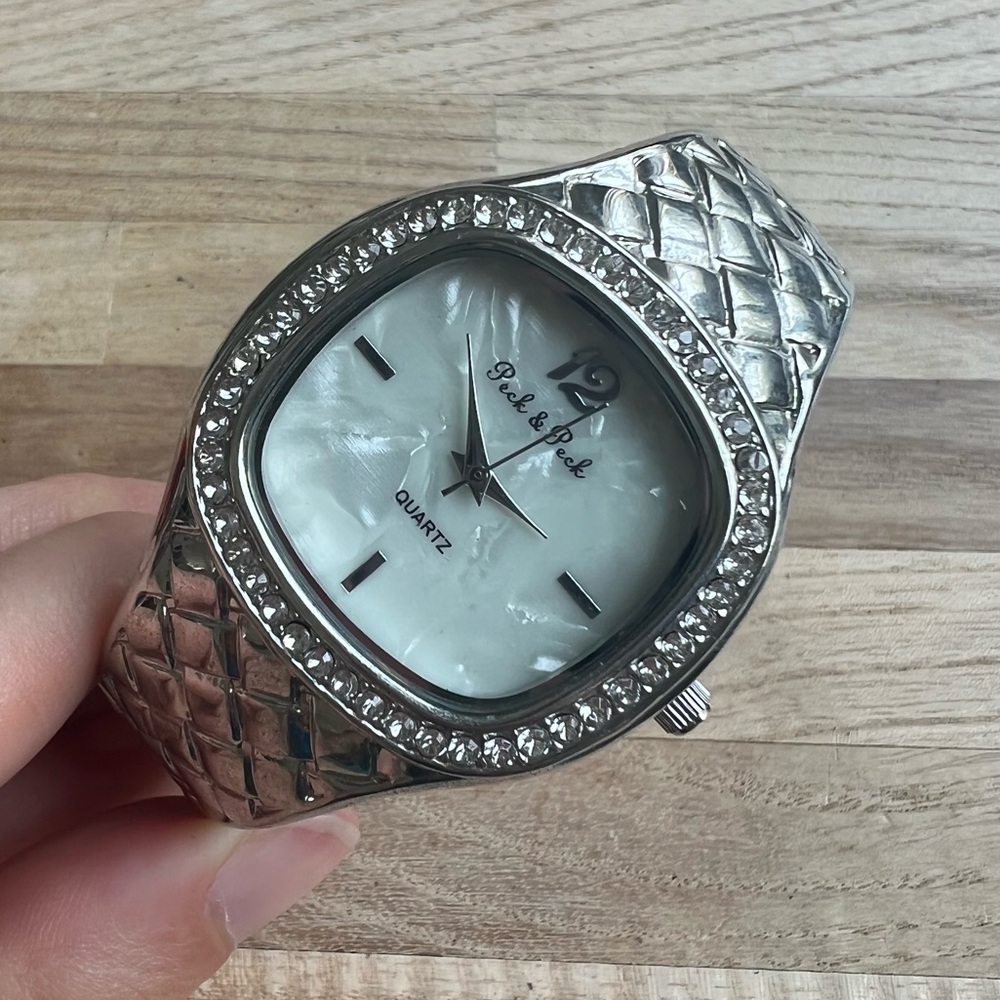 Peck and peck ladies silver tone cuff bracelet fashion watch NEW BATTERY